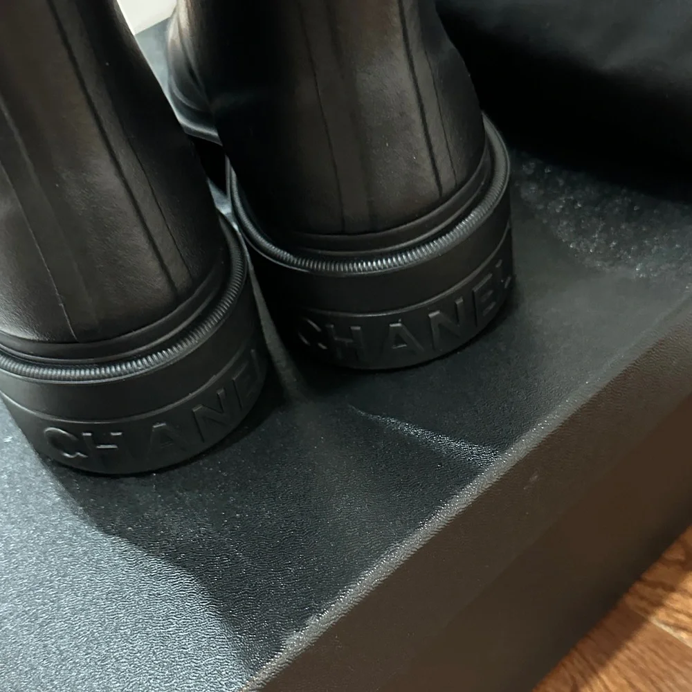 CHANEL Black Rain Boots with White CC Emblem Rare 36 BNIB Dustbags - Picture 4 of 11